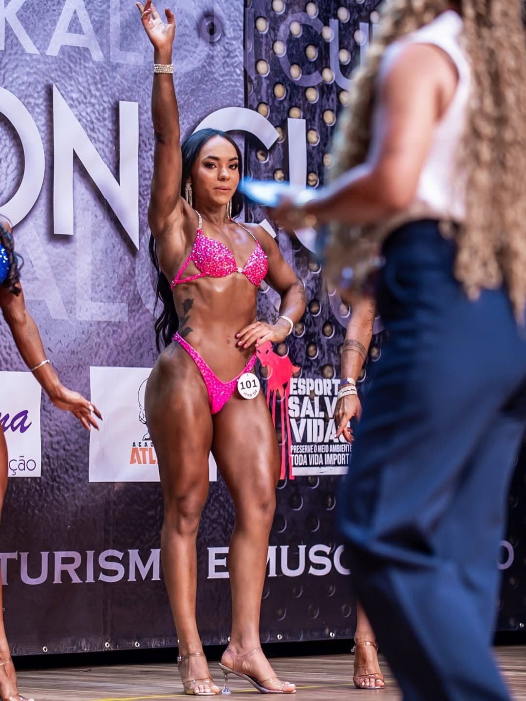 Janaína Fiit posando no palco de competição